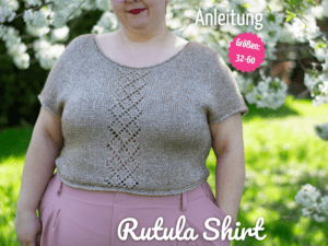 Dicke Frau trägt ein Beiges Strickshirt und eine Rosa Hose, im Hintergrund ist Garten und ein Kirschbsaum in Blüte zu sehen.
